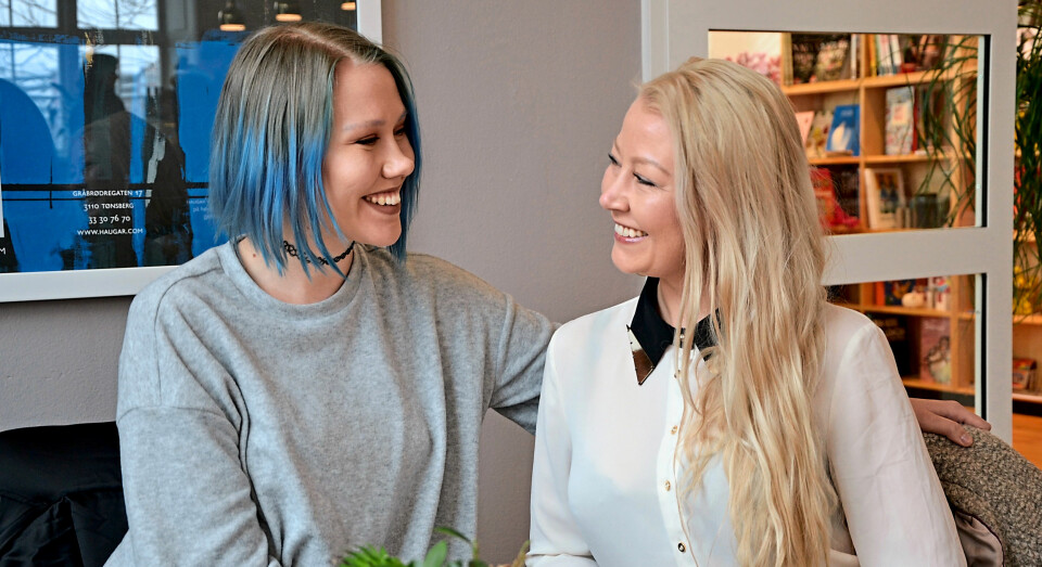 VENNSKAP: Linn Therese og Birgittes mamma døde av kreft. Søstrene har kommet nærmere hverandre etter den tøffe tiden. FOTO: Laila Solbak.