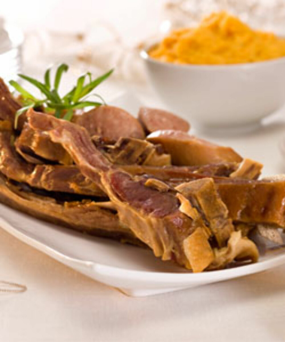 PINNEKJØTT: Kålrabistappe, sjy og poteter er tradisjonelt tilbehør til pinnekjøtt.