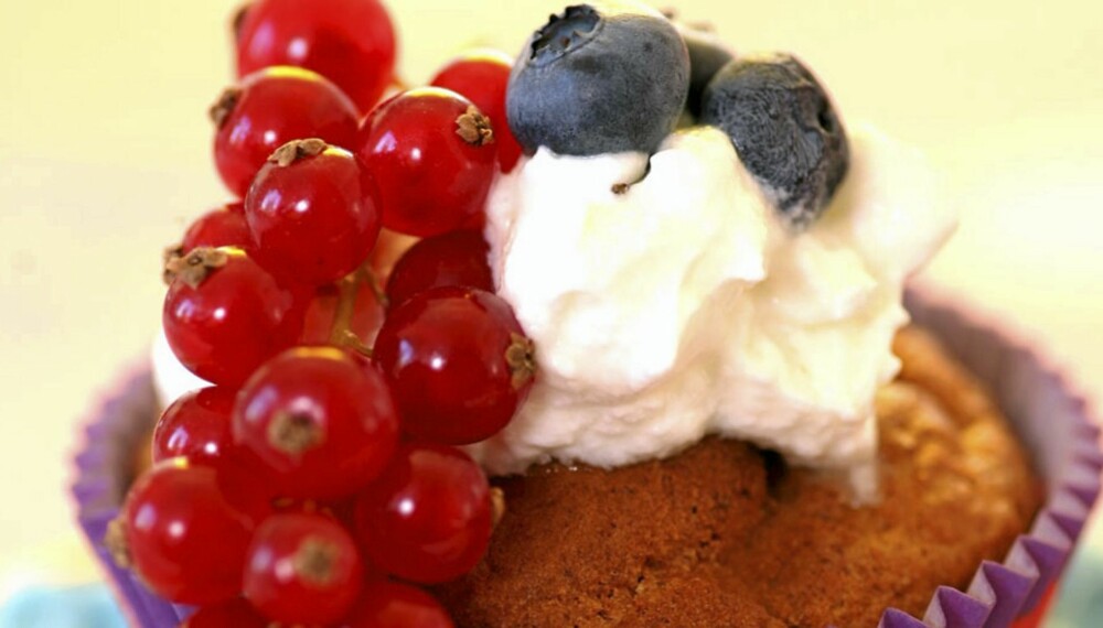 CUPCAKE: Her kommer en ny cupcake - en med skogsbær!