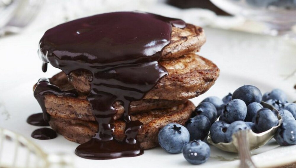 SJOKOLADELAPPER: Små, tykke pannekaker med en søt sjokoladesaus kan friste enhver slikkmunn.