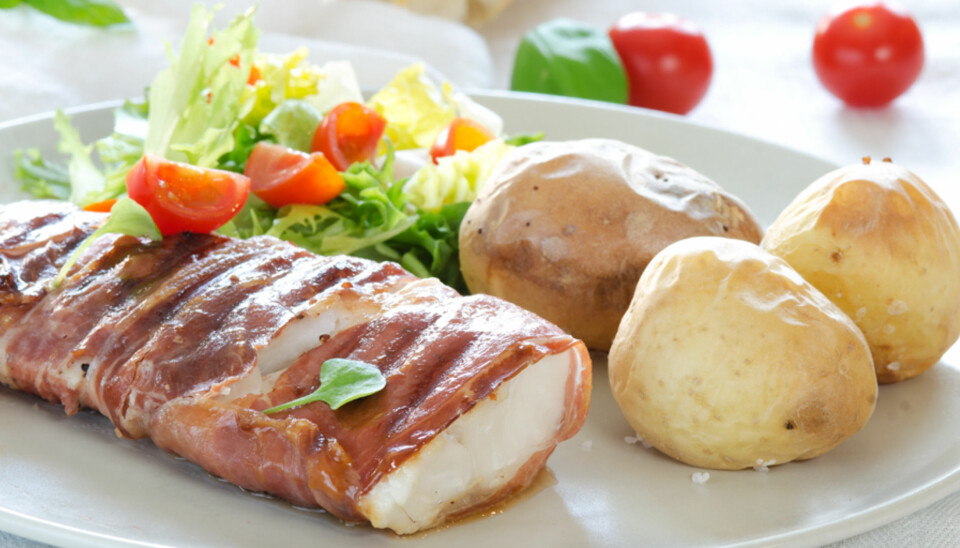 OPPSKRIFT PÅ TORSKEFILET SURRET I SPEKESKINKE: Torskefilet og spekeskinke er et perfekt par!