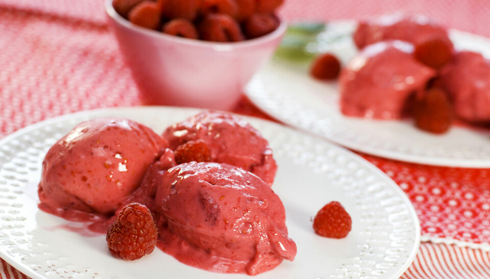 OPPSKRIFT PÅ BRINGEBÆRIS LAGD MED YOGHURT: Du vet du har en vinner når hele porsjonen forsvinner på 3 minutter!