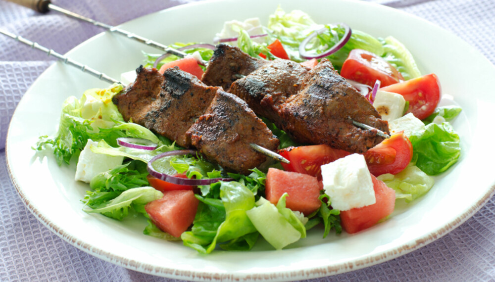 OPPSKRIFT PÅ MARINERTE KJØTTSPYD MED GRESK SALAT: Med denne middagen kan du drømme deg til gresk sol og varme!