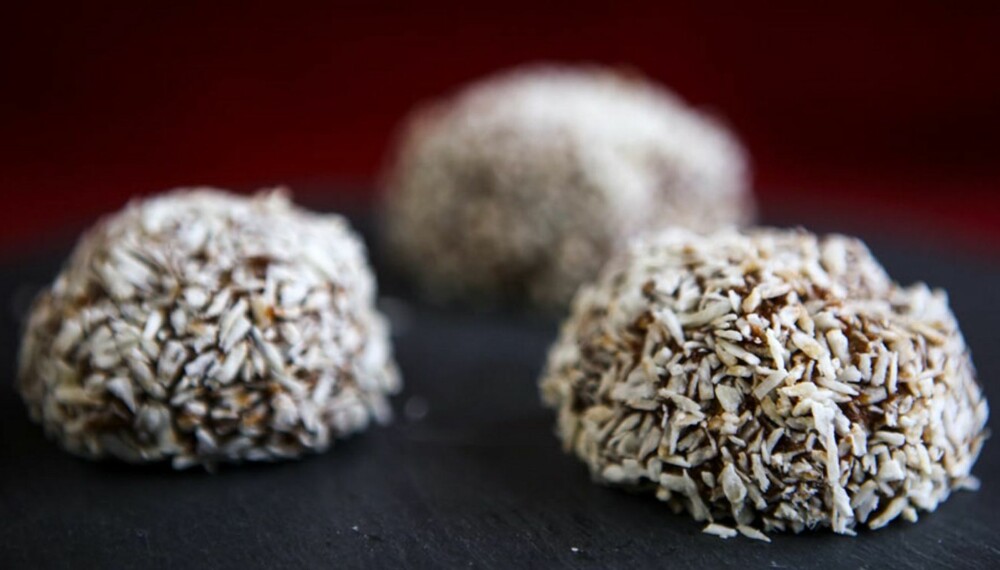 OPPSKRIFT PÅ SJOKOLADEBOLLER: Sjokoladeboller lager du enkelt ved å blande sammen alle ingrediensene i, forme til baller og rulle dem i kokos.