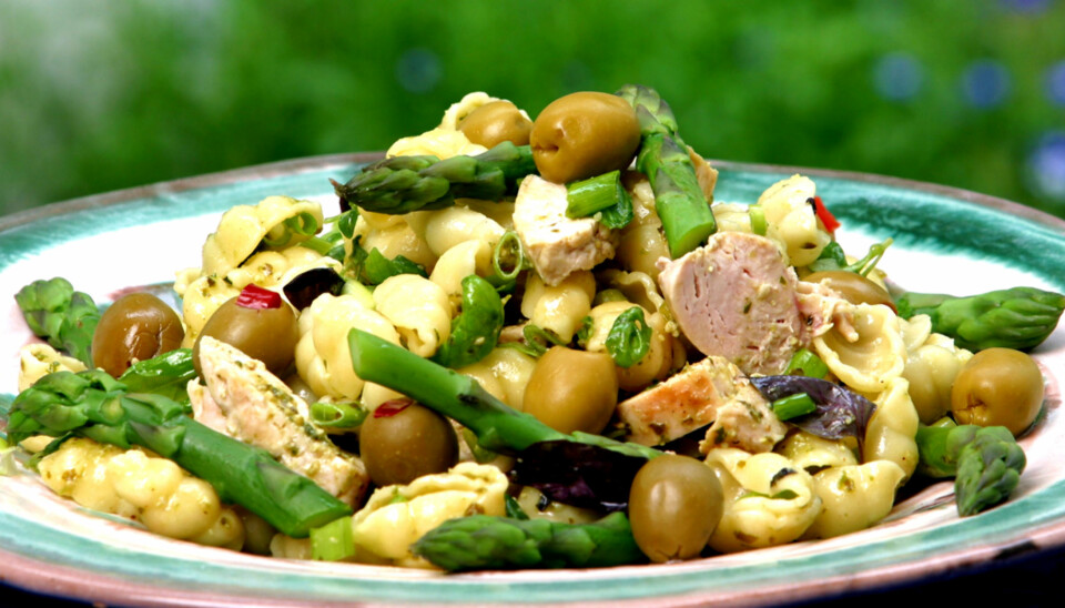 GRØNN GLEDE: Bytt ut dressingen med pesto, det smaker mye bedre.