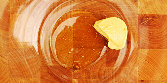 VINAIGRETTE: Start med å måle opp dijonsennep og honning.