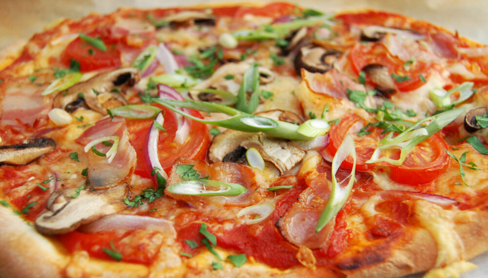 DIGG: Pizza med bacon, tomat, aromasopp, rødløk, vårløk og persille.