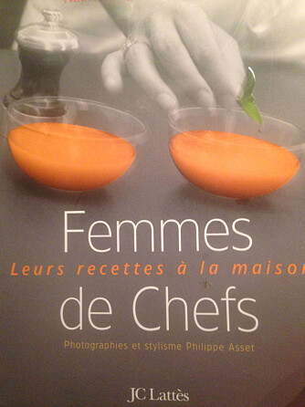 ENKLERE OPPSKRIFTER: Dette er altså boka hvor konene til kokkene lager maten.