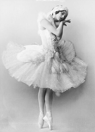 ANNA PAVLOVA: Kanskje var det danserens luftige tyllskjørt som gav kakebakeren inspirasjon til marengskaken? ANNA PAVLOVA: Kanskje var det danserens luftige tyllskjørt som gav kakebakeren inspirasjon til marengskaken?