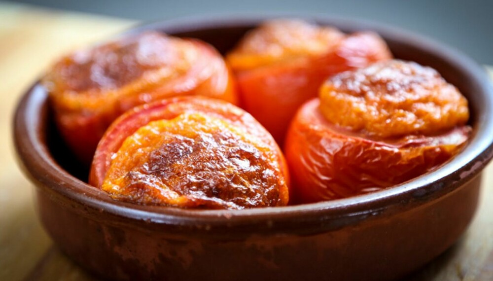 BAKTE TOMATER: Fyll tomatene med en mystisk paellablanding.