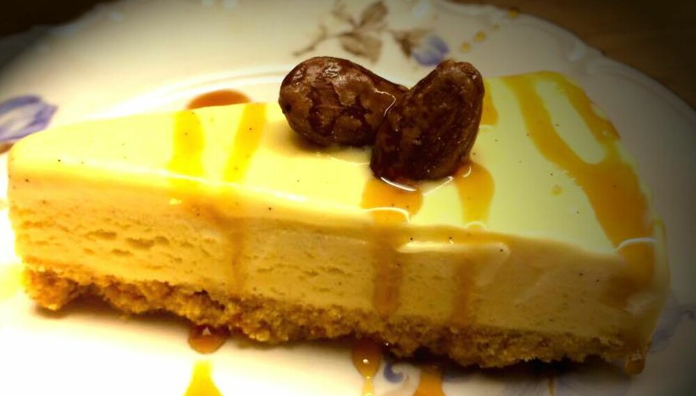 DRØMMEKAKEN: Vaniljeiskake med ostepopbunn, pyntet med brente mandler og  karamellsaus.