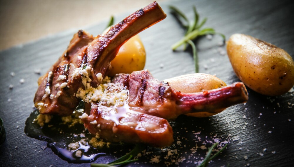 LAMMEKOTELETTER: Her er en enkel saus til lammekotelettene. LAMMEKOTELETTER: Her er en enkel saus til lammekotelettene.