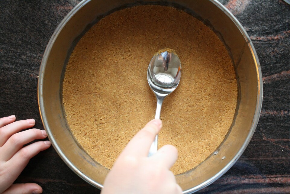 OSTEKAKE MED GELELOKK: Du lager bunnen av kjeks.
