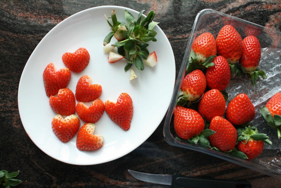 OSTEKAKE MED GELELOKK: Bruk gjerne friske bær.
