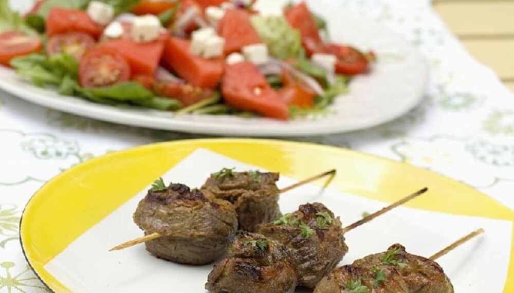 Saftige grillspyd med gresk salat til