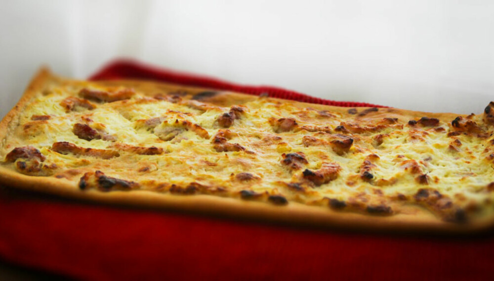 OPPSKRIFT PÅ TARTE FLAMBÉE: Tarte flambée er en enkel form for pizza som kommer fra Alsace i Frankrike.