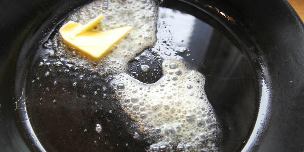 Ha smør og olje i en stekepanne.
