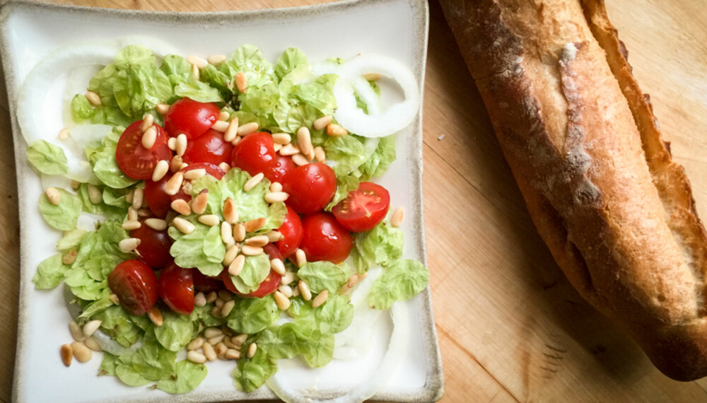 OPPSKRIFT MED ALMEFRØ: Dette er en salat med to ingredienser fra trærne. Pinjekjerner og almefrø. 