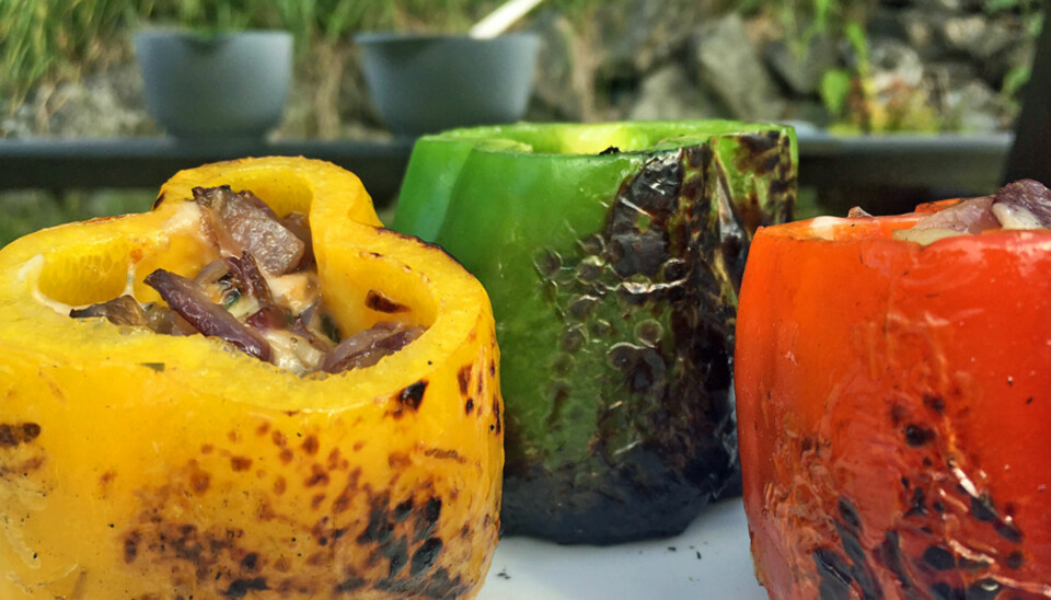 GRILLET PAPRIKA: Prøv og grill dem godt på alle kanter, men bare om du klarer det uten av fyllet ikke ramler ut.