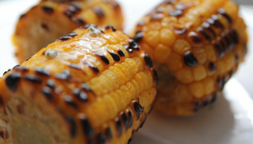 LETTVINT: Grillede maiskolber er kjempegodt, og så lettvint. Foto: Christopher Sjuve. LETTVINT: Grillede maiskolber er kjempegodt, og så lettvint. Foto: Christopher Sjuve.