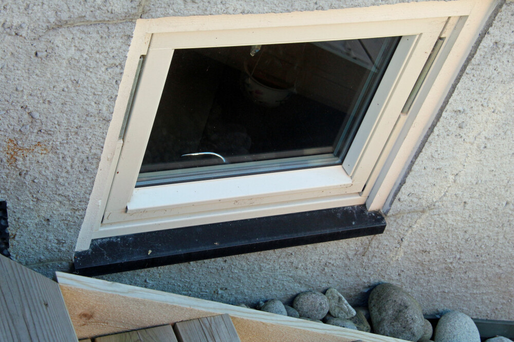 INNBRUDDSVEI: Mange er flinke til å sikre vinduene i boligen sin, men glemmer ofte kjellervinduet. Et gitter på baksiden kan være en fornuftig sikring. (ILLUSTRASJONSFOTO: Alexander Berg jr.) 