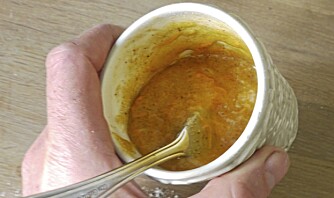 RØR SAMMEN: Rør inn egg og resten av ingrediensene RØR SAMMEN: Rør inn egg og resten av ingrediensene