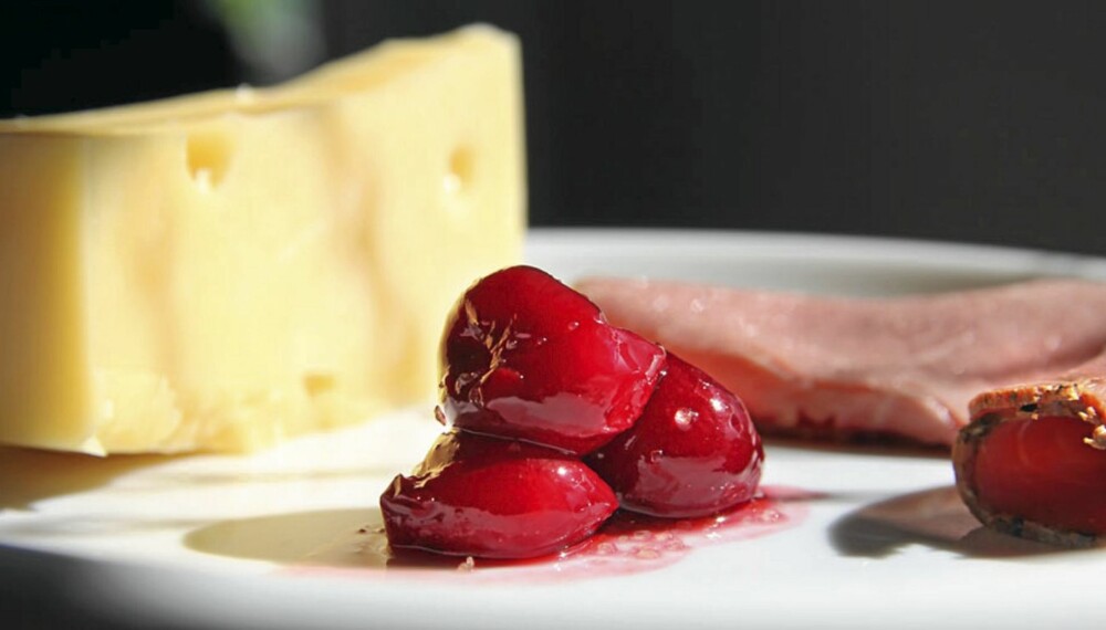 OSTEN BLIR LITT BEDRE...: Når du serverer osten med litt skinke og noen magiske kirsebær blir alt så mye bedre.