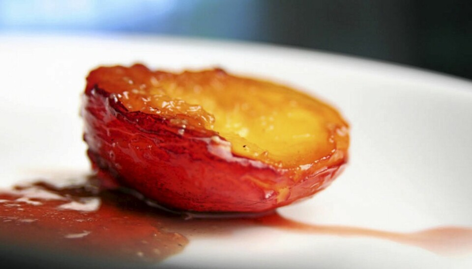 OPPSKRIFT PÅ FERSKEN: Det er jammen ikke mye som skal til for å lage en liten dessert. Bruk fersken eller nektarin i denne oppskriften.