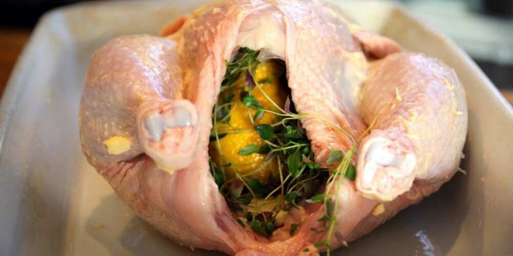 OPPSKRIFT PÅ HELSTEKT KYLLING: Ha urter, sitron og hvitløk i kyllingen.
