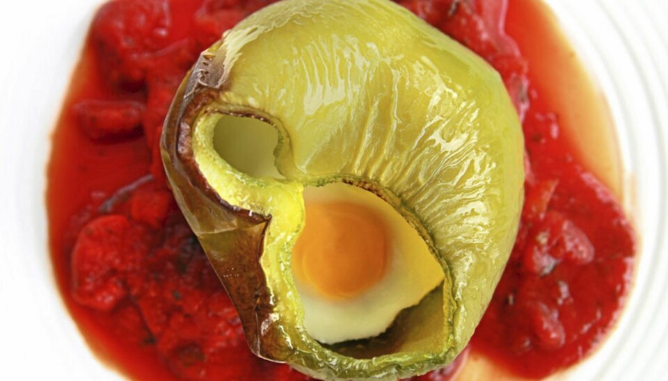 BAKT PAPRIKA: Her er oppskriften på bakt paprika med egg og tomatsaus.