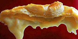 ANNERLEDES DESSERT: Pakk osten inn i butterdeig, ha på honning og bak den gyllen i ovnen. Mmmm...