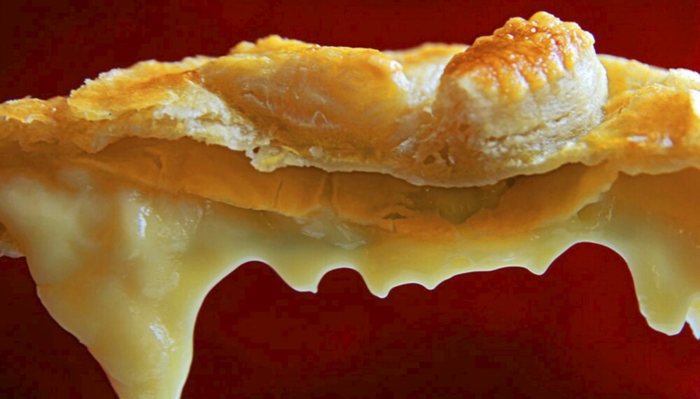 ANNERLEDES DESSERT: Pakk osten inn i butterdeig, ha på honning og bak den gyllen i ovnen. Mmmm...