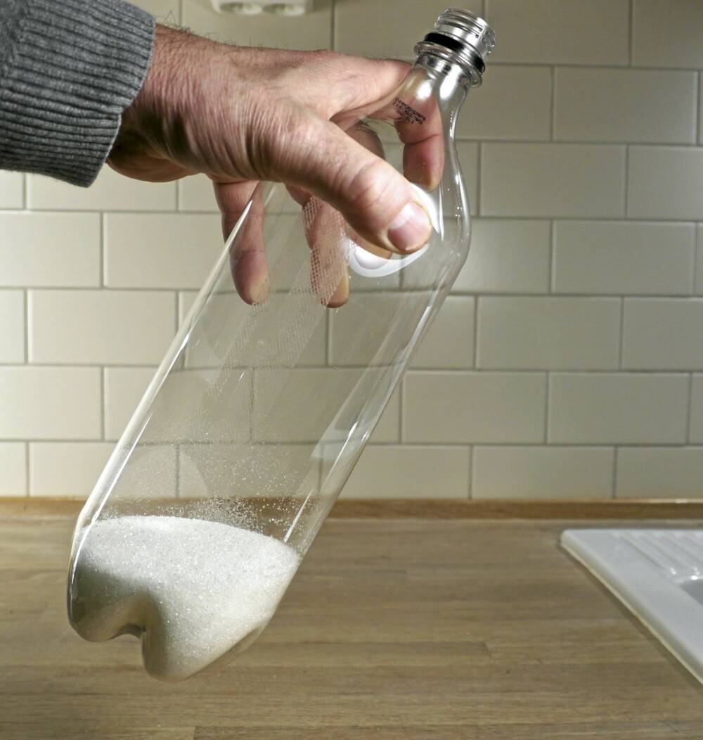 I flasken: Bruk flasken til å blande gjær og sukker.