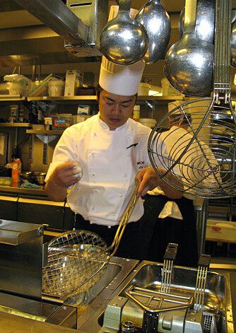FRITYRMESTER: Lung Chueng, kjøkkensjef på restauranten Nodee, forteller hvordan tempura blir vellykket.