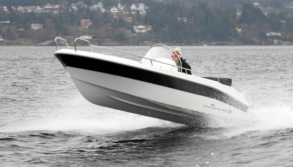 RIMELIG: Den nye, rimelige skjærgårdsjeepen OceanMaster 470 WA scorer bra i testen vår. FOTO: Egil Nordlien, HM Foto