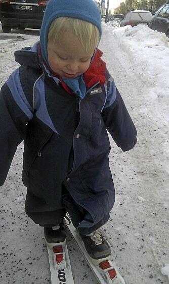 JOMFRTUREN: Georg (1 1/2) har ski på beina for aller første gang.