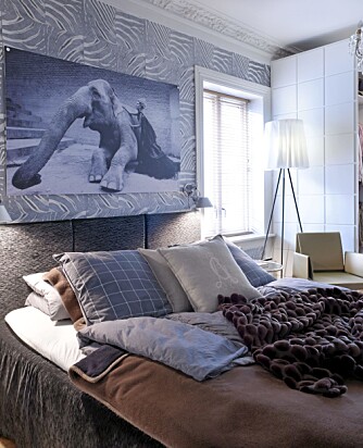 SENGEGAVL:  Interiørarkitekt Bernt A. Pedersen har lagd sengegavl av tre skapfronter som er polstret med skumgummi. Stoffet er stiftet fast på baksiden.