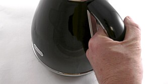 Varm overflate: Overflaten på Delonghi-kokeren er varm og lett å komme borti. Varm overflate: Overflaten på Delonghi-kokeren er varm og lett å komme borti.