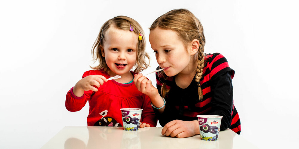 SMAKER PÅ TESTVINNEREN: Selma og Agnes prøvesmaker yoghurten vår ernæringsfysiolog mener er den sunneste.