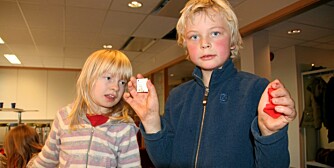 KALENDERGAVER: Marta (t.v.) og Tord viser frem pepperkakeformer og pakkelapper som er noen av gavene i Ole Brumm- kalenderen.