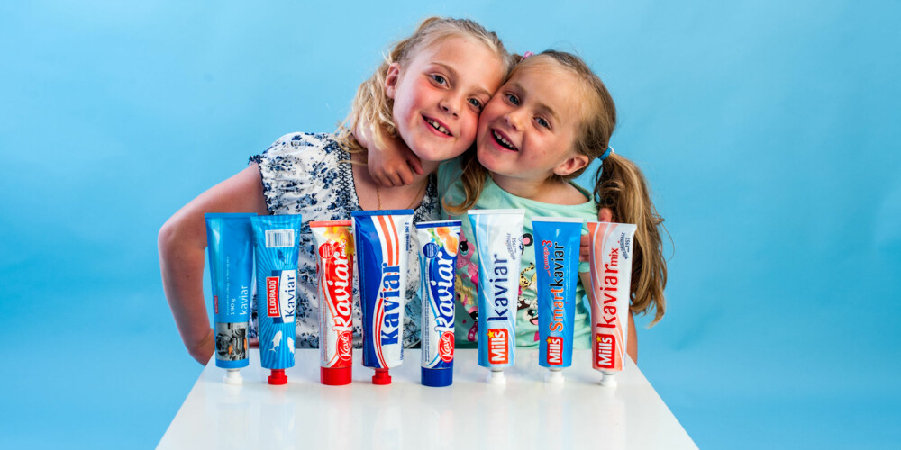 Charlotte (7) og Emmeline (5) Berentsen liker godt å spise kaviar på brødskiva, men kanskje ikke SÅ mange typer på en gang. Charlotte (7) og Emmeline (5) Berentsen liker godt å spise kaviar på brødskiva, men kanskje ikke SÅ mange typer på en gang.