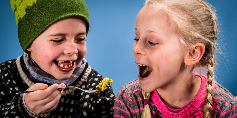 GAP OPP: Nå skal Simen mate Eline! Veldig komisk! GAP OPP: Nå skal Simen mate Eline! Veldig komisk!