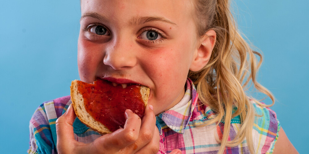 BON APPETITT: Sjuåringen Charlotte klarer å spise på kommando, til ære for fotografen.