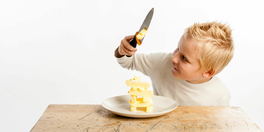 SAMURAI-SMØRKNIV: Tobias tester kniven på smørtårnet.