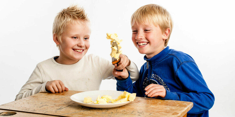 SMØRER TJUKT PÅ: Tobias og Amandus tar for seg av smørfatet. SMØRER TJUKT PÅ: Tobias og Amandus tar for seg av smørfatet.