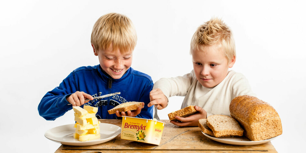 MAMMAS FAVORITT: Både Amandus (til venstre) og mamma liker best Bremykt og Meierismør. Tobias synes også disse smørtypene smaker godt.