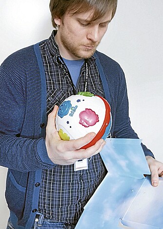 HOLDER MÅL: Denne leken , Bellino Ball, er ikke ment å være nærmere enn 2,5 cm fra et barns øre, men holder seg likevel innenfor støygrensen målt med 2,5 cm avstand. HOLDER MÅL: Denne leken , Bellino Ball, er ikke ment å være nærmere enn 2,5 cm fra et barns øre, men holder seg likevel innenfor støygrensen målt med 2,5 cm avstand.