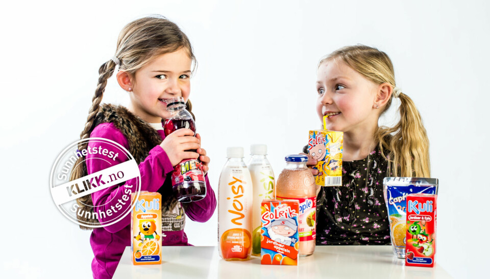 TEST AV LESKEDRIKKER: Isabella (6) og Angelica (5) tar en prøvesmak på noen av produktene som var med i testen. Godt!