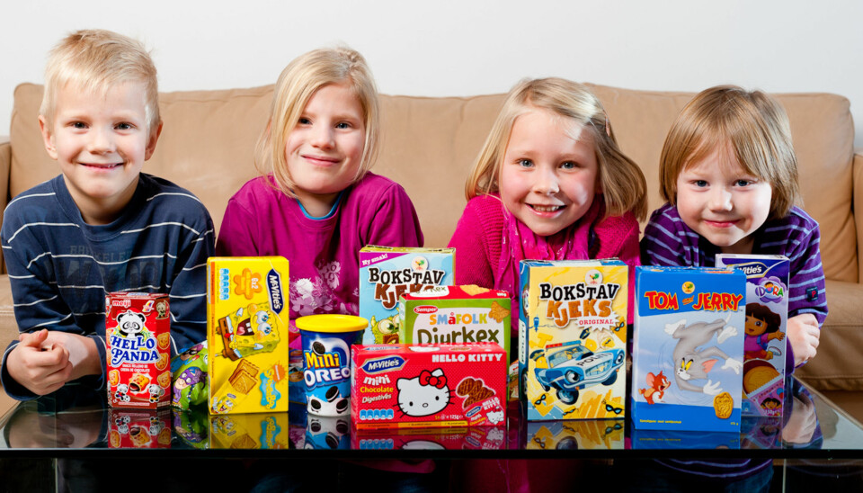 TEST AV KJEKS: Lukas Birkelund (7), Lisa Birkelund (9), Elise Solberg (6) og Thomas Nielsen (5) tester barnekjeks for Foreldre & Barn.