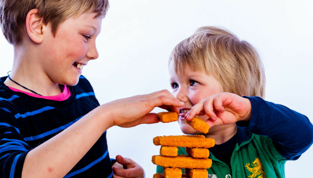 TEST AV FISKEPINNER: Fredrik (9) og Aleksander Støa (4) elsker både å spise og å leke med fiskepinner.